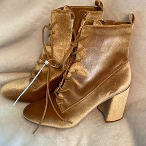 NWOT velvet Gianni Bini boots size 8.5
